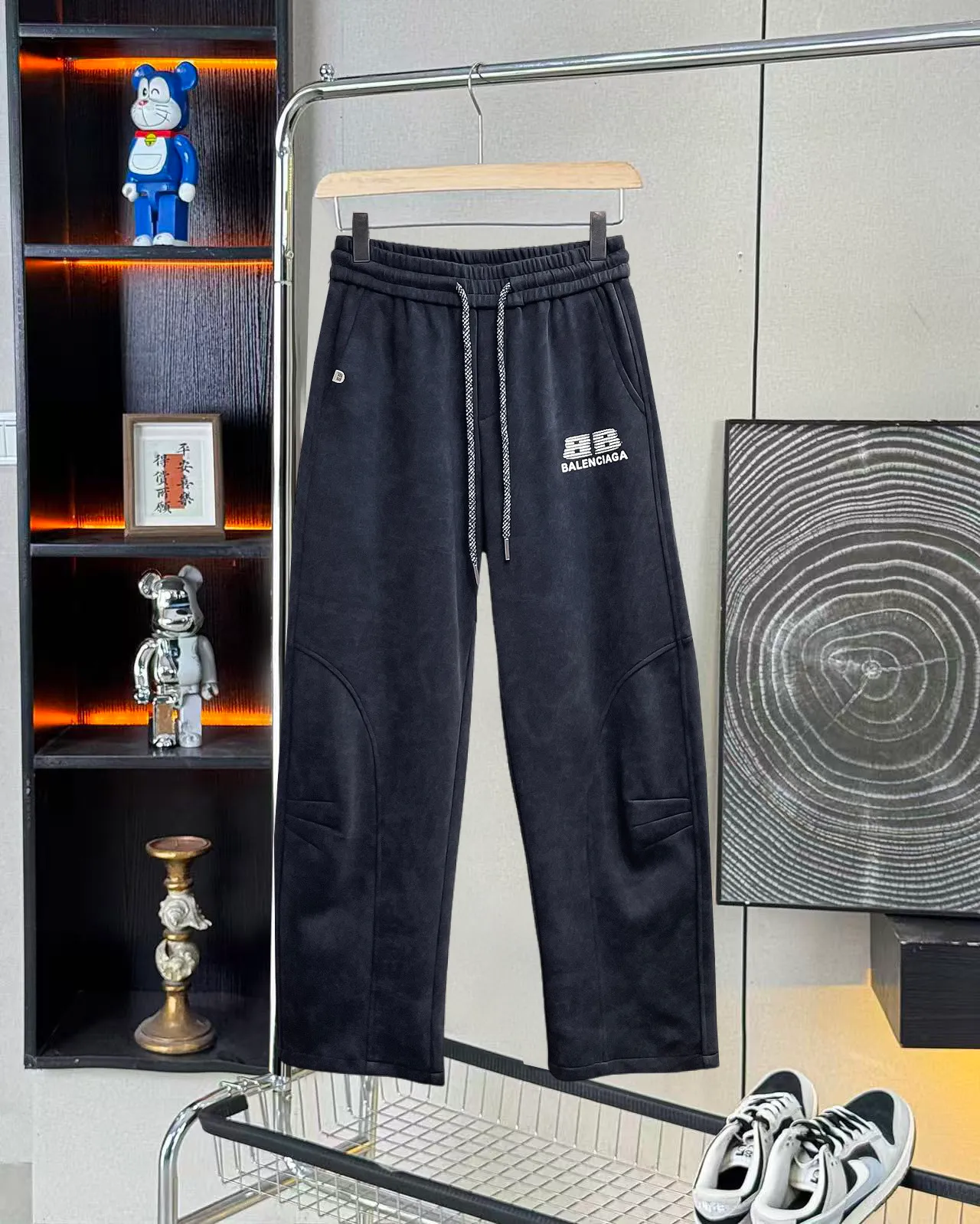 Balenciaga 🆕2026 Autumn and Winter New Arrival Casual Pants! The official website will be released simultaneously. Brand Classic LOGO casual pants, customized fabrics, excellent comfort and strong touch. Highly recognisable, perfect appearance and craftsmanship. Size:M-3XL